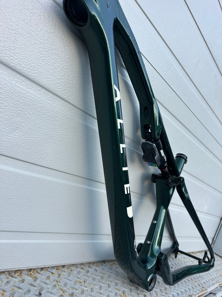 USED Allied BC40 Frameset Medium British Racing Green / Ecru Flight Attendant Shock