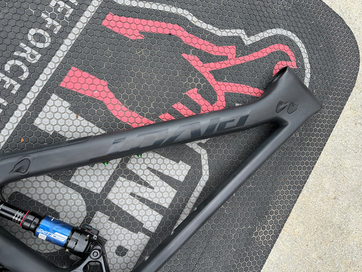 USED Pivot Mach 4 SL Frameset Large Midnight Black